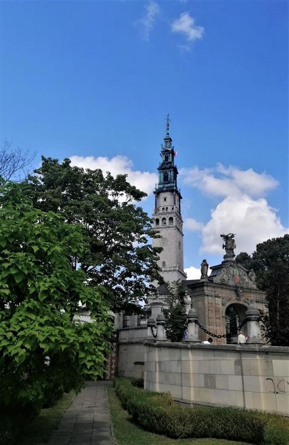 Bialy Kruk Apartamenty Vis-A-Vis Jasnej Gory Czestochowa Exterior photo