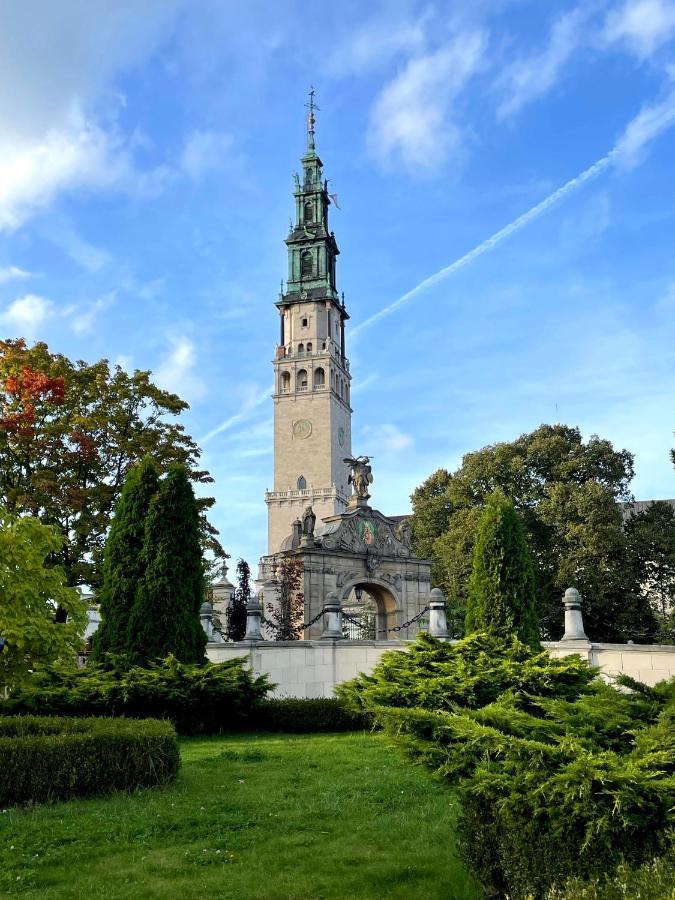 Bialy Kruk Apartamenty Vis-A-Vis Jasnej Gory Czestochowa Exterior photo