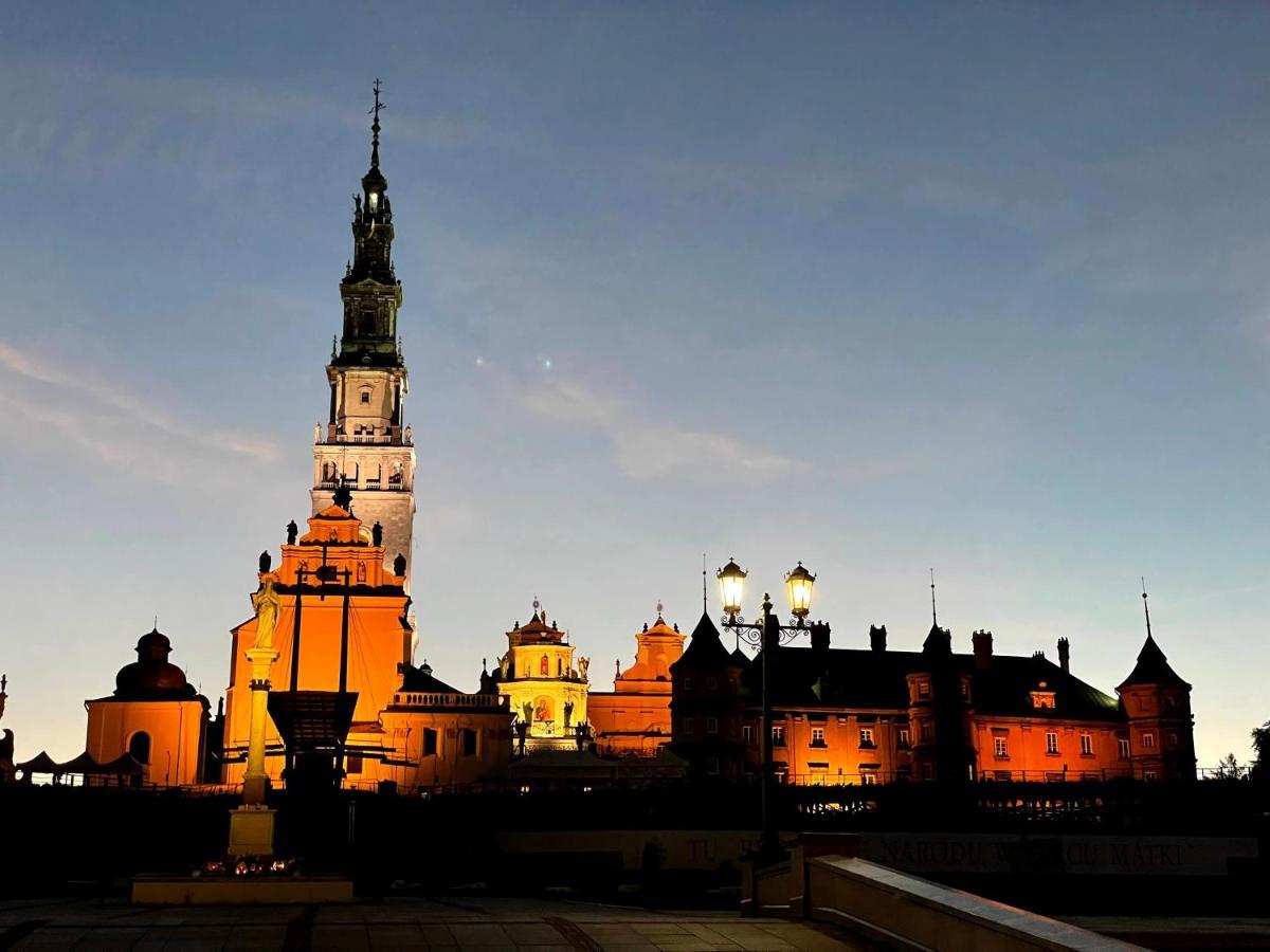 Bialy Kruk Apartamenty Vis-A-Vis Jasnej Gory Czestochowa Exterior photo