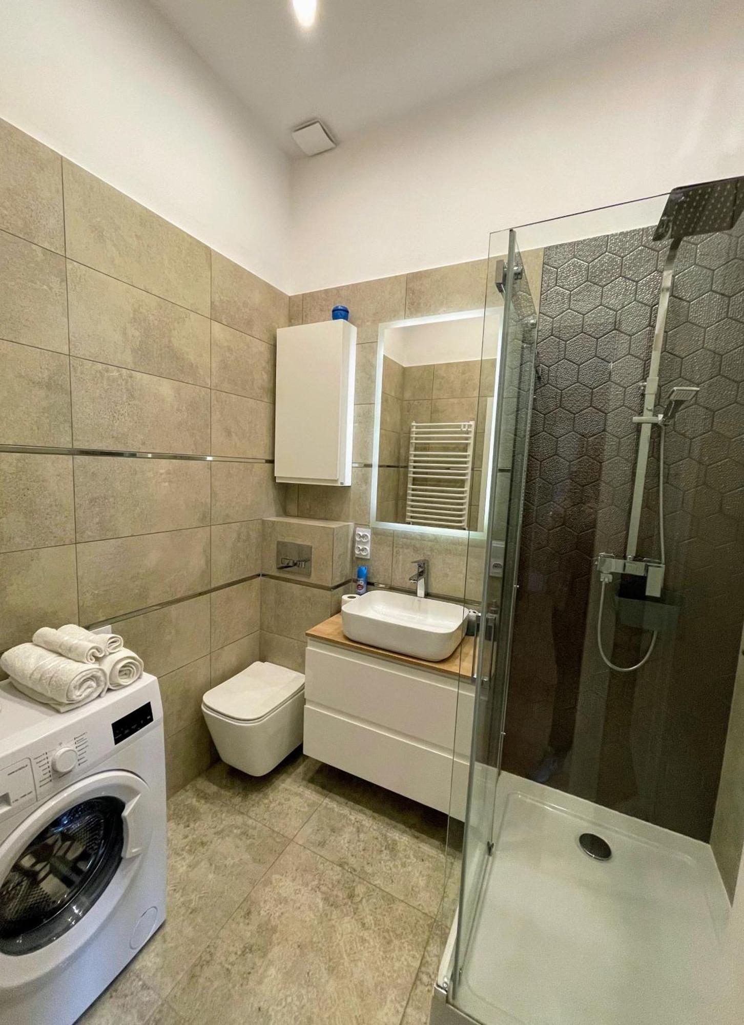 Bialy Kruk Apartamenty Vis-A-Vis Jasnej Gory Czestochowa Room photo